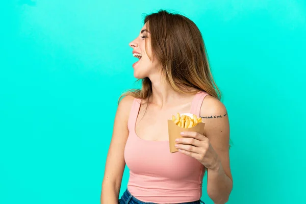 Kaukasische Frau Mit Gebratenen Chips Isoliert Auf Blauem Hintergrund Lacht — Stockfoto