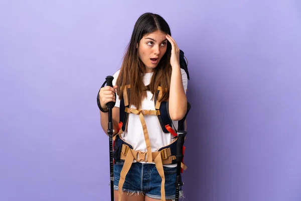 Jovem Com Mochila Postes Trekking Isolados Fundo Roxo Fazendo Gesto — Fotografia de Stock