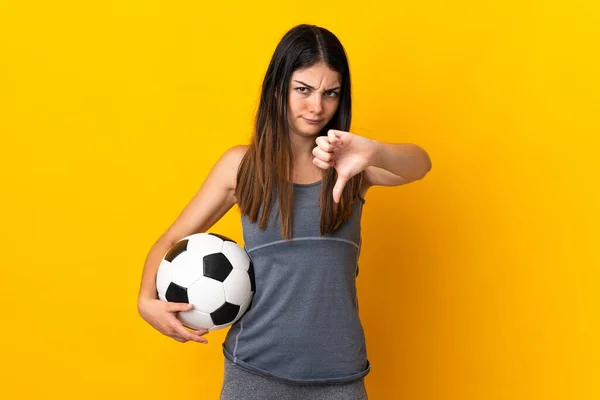 Young Football Player Woman Isolated Yellow Background Showing Thumb Negative — Stock Photo, Image