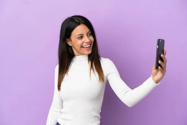 Jonge Kaukasische Vrouw Geïsoleerd Paarse Achtergrond Het Maken Van Een — Stockfoto