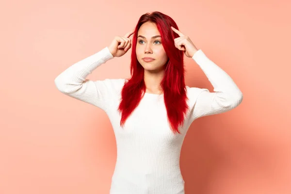 Teenager Rote Haare Mädchen Isoliert Auf Rosa Hintergrund Mit Zweifeln — Stockfoto