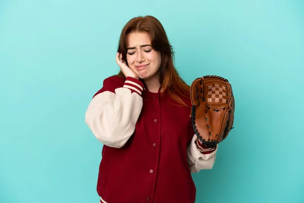 若いです赤毛女性プレー野球孤立した上に青の背景不満とカバー耳 — ストック写真