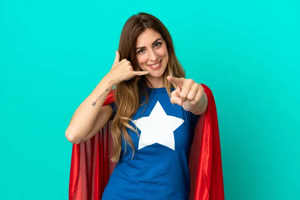 Super Hero Kaukasiska Kvinna Isolerad Blå Bakgrund Gör Telefon Gest — Stockfoto