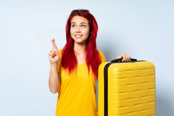 Chica Viajera Sosteniendo Una Maleta Aislada Sobre Fondo Azul Con — Foto de Stock