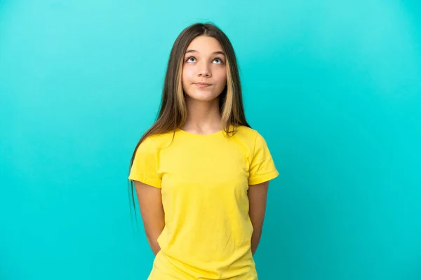 Menina Sobre Fundo Azul Isolado Olhando Para Cima — Fotografia de Stock