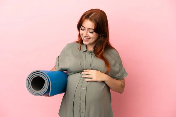 Ung Rödhårig Kaukasisk Kvinna Isolerad Rosa Bakgrund Gravid Och Till — Stockfoto