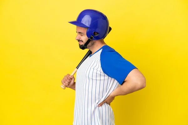 Jonge Kaukasische Man Spelen Honkbal Geïsoleerd Gele Achtergrond Lijden Aan — Stockfoto