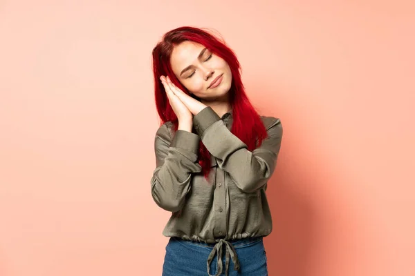 Teenager Κόκκινο Κορίτσι Μαλλιά Απομονώνονται Ροζ Φόντο Κάνοντας Χειρονομία Ύπνου — Φωτογραφία Αρχείου