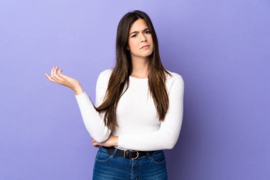 Mor bir geçmişi olan Brezilyalı genç bir kızın şüpheleri var.