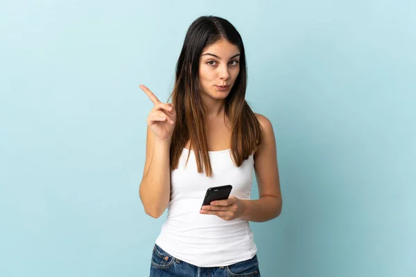 Mujer Joven Caucásica Usando Teléfono Móvil Aislado Sobre Fondo Azul —  Fotos de Stock