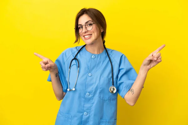 Chirurg Arts Vrouw Geïsoleerd Gele Achtergrond Wijzend Vinger Naar Lateralen — Stockfoto