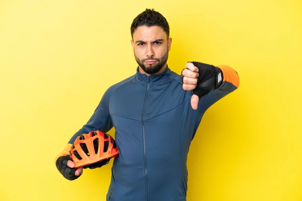 Ung Cyklist Arab Man Isolerad Gul Bakgrund Visar Tummen Ner — Stockfoto