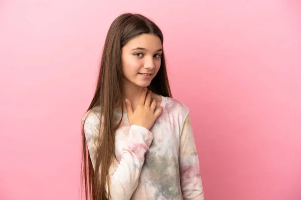 Menina Sobre Fundo Rosa Isolado Olhando Para Cima Enquanto Sorrindo — Fotografia de Stock