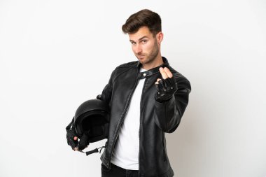 Beyaz arka planda izole edilmiş motosiklet kasklı beyaz bir adam para hareketi yapıyor.