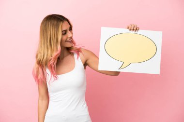 Soyutlanmış pembe arka planı olan genç bir kadın konuşma balonu ikonlu bir pankart tutuyor.