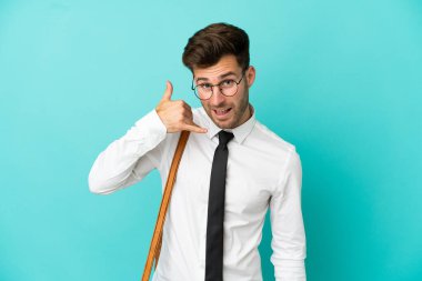 İş adamı izole edilmiş arka planda telefon jesti yapıyor. Bana geri dönüş işareti ver.