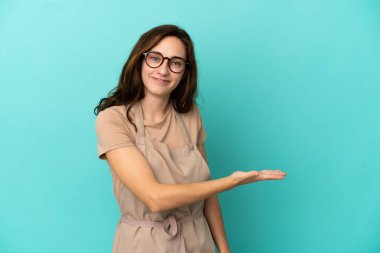 Restoran garsonu gülümserken bir fikir sunuyor.