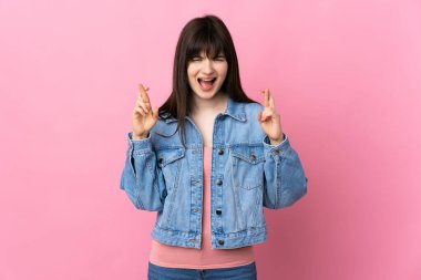 Pembe arka planda izole edilmiş genç Ukraynalı kadın.