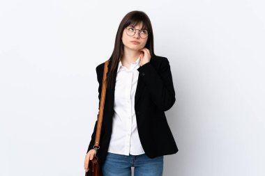 Ukraynalı iş kadını beyaz arka planda izole edilmiş bir fikir düşünüyor.