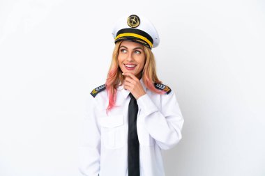 İzole edilmiş beyaz arka plan üzerinde uçak pilotu yana bakıyor ve gülümsüyor.