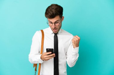 Tecrit edilmiş iş adamı şaşırdı ve bir mesaj gönderiyor.