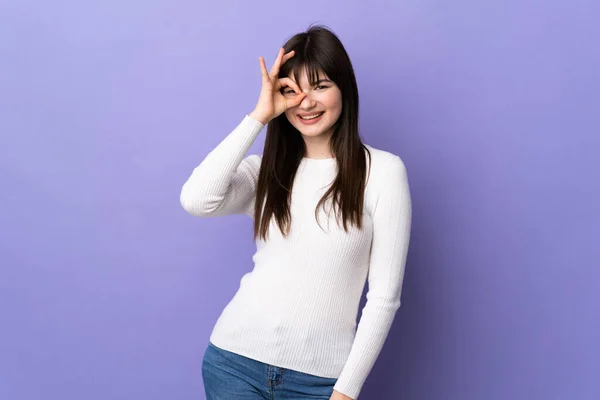 Молодая Украинка Изолирована Фиолетовом Фоне Показывая Знак Пальцами — стоковое фото