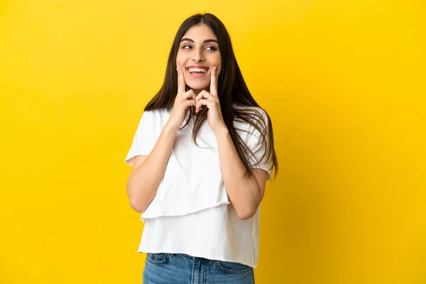 Mulher Caucasiana Jovem Isolado Fundo Amarelo Sorrindo Com Uma Expressão — Fotografia de Stock