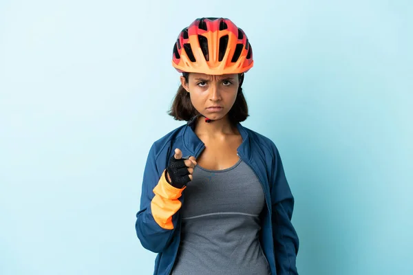 Mavi Arka Planda Izole Edilmiş Genç Bisikletçi Kadın Hayal Kırıklığına — Stok fotoğraf
