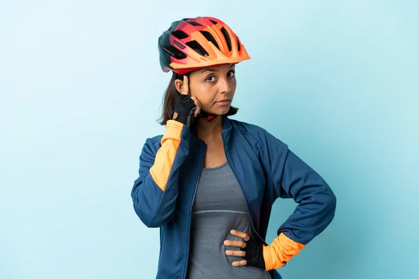 Fiatal Kerékpáros Elszigetelt Kék Háttér Gondolkodás Egy Ötlet — Stock Fotó