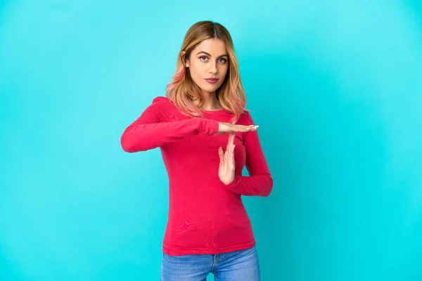 Young Woman Isolated Blue Background Making Time Out Gesture — Stock Photo, Image