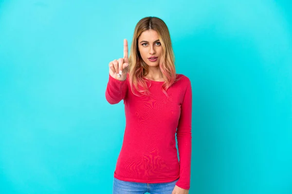 Young Woman Isolated Blue Background Counting One Serious Expression — Stock Photo, Image