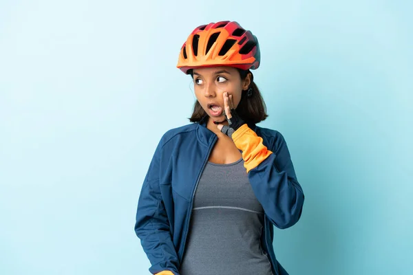 Mavi Arka Planda Izole Edilmiş Genç Bisikletçi Kadın Yan Tarafa — Stok fotoğraf