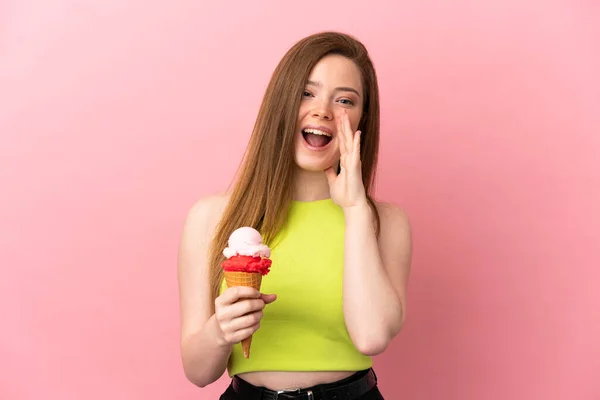 Tiener Meisje Met Een Cornet Ijs Geïsoleerde Roze Achtergrond Schreeuwen — Stockfoto