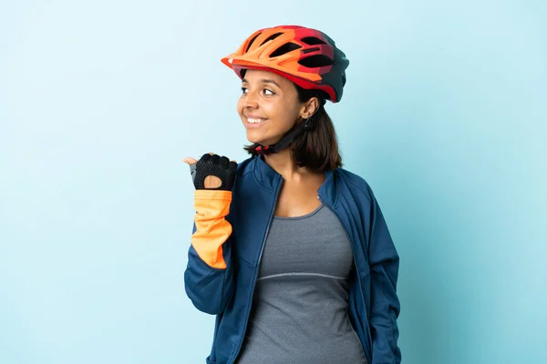 Mavi Arka Planda Izole Edilmiş Genç Bisikletçi Kadın Bir Ürünü — Stok fotoğraf
