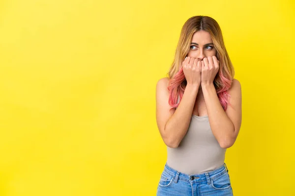 Mujer Joven Sobre Fondo Amarillo Aislado Nervioso Asustado Poniendo Las —  Fotos de Stock