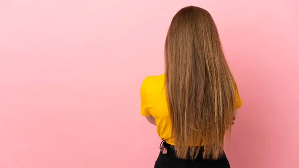 Teenager Mädchen Über Isolierten Rosa Hintergrund Rückenlage — Stockfoto