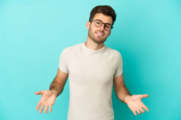 Genç Beyaz Yakışıklı Adam Mavi Arka Planda Izole Edilmiş Mutlu — Stok fotoğraf