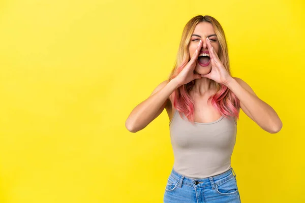 Mujer Joven Sobre Fondo Amarillo Aislado Gritando Anunciando Algo —  Fotos de Stock