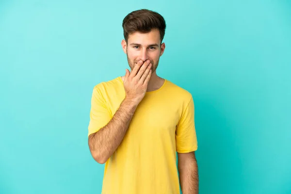 Joven Caucásico Guapo Hombre Aislado Azul Fondo Feliz Sonriente Cubierta — Foto de Stock