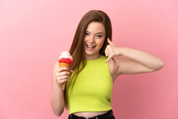Teenager Dívka Kornetovou Zmrzlinou Přes Izolované Růžové Pozadí Dělat Telefonní — Stock fotografie
