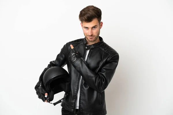 오토바이 헬멧을 코카서스 남자가 배경에 고립되어 제품을 제공하는 측면을 가리키고 — 스톡 사진