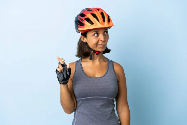Genç Bisikletçi Kadın Mavi Arka Planda Izole Edilmiş Şans Diliyor — Stok fotoğraf