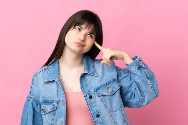 Ung Ukrainska Kvinna Isolerad Rosa Bakgrund Gör Gest Galenskap Sätta — Stockfoto