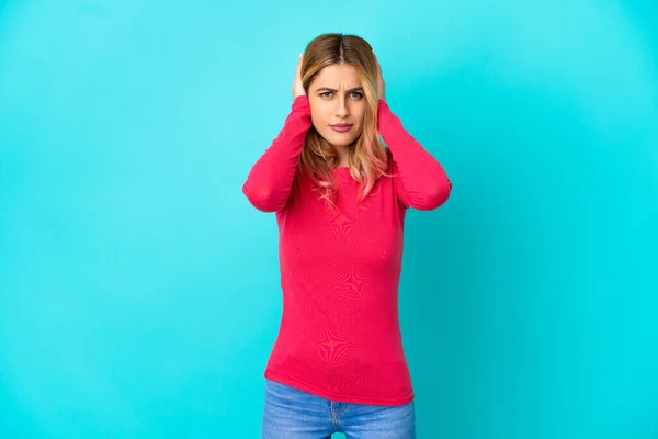 Young Woman Isolated Blue Background Frustrated Covering Ears — Stock Photo, Image