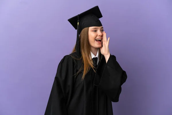 Joven Graduado Universitario Sobre Fondo Púrpura Aislado Gritando Con Boca — Foto de Stock