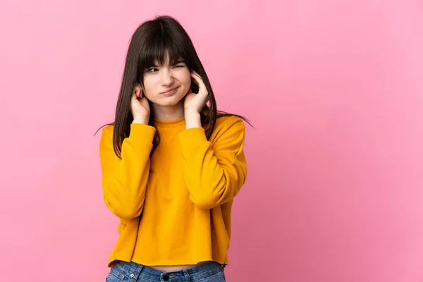 Junge Ukrainerin Isoliert Auf Rosa Hintergrund Frustriert Und Bedeckt Ohren — Stockfoto