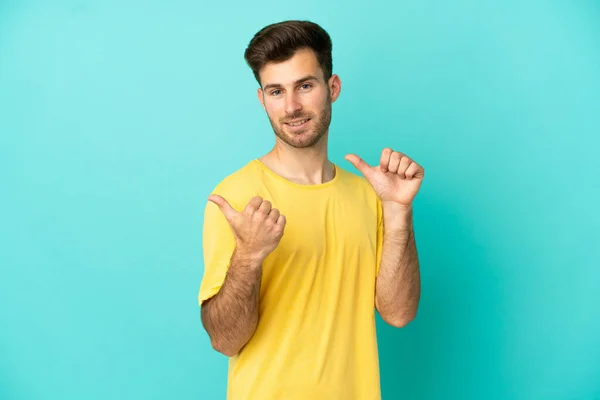 Jeune Homme Beau Caucasien Isolé Sur Fond Bleu Pointant Vers — Photo