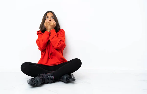 Jeune Femme Asiatique Avec Des Patins Roulettes Sur Sol Nerveux — Photo