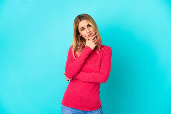 Young Woman Isolated Blue Background Having Doubts — Stock Photo, Image