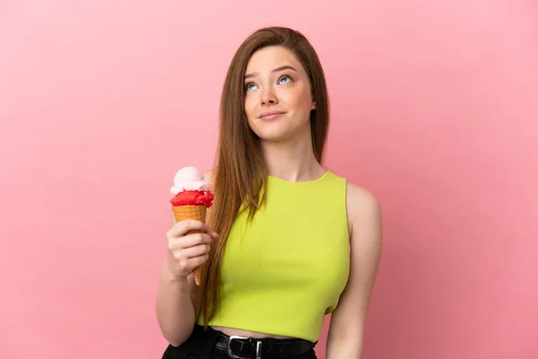 Tiener Meisje Met Een Cornet Ijs Geïsoleerde Roze Achtergrond Zoek — Stockfoto